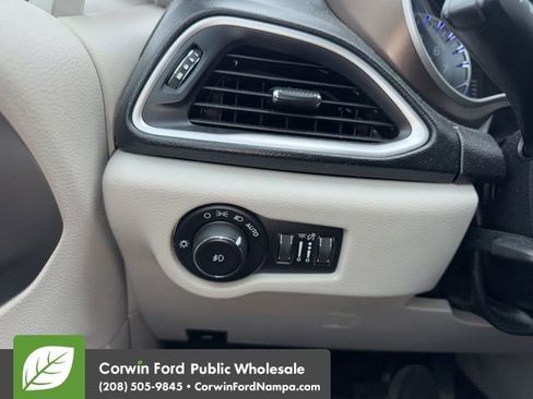 Used 2017 Chrysler Pacifica Touring-L FWD image 11