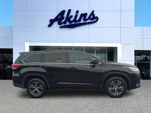Used 2018 Toyota Highlander LE image 1