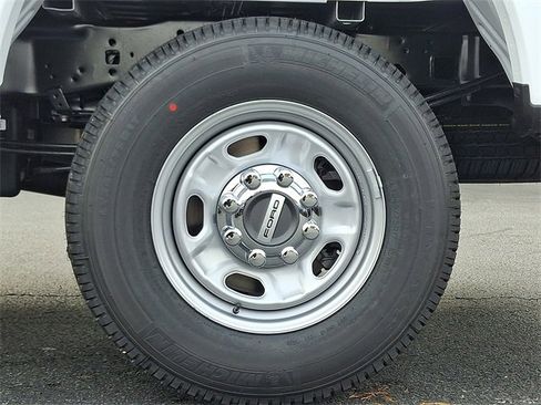 New 2026 Ford F250 XL w/ XL Chrome Package image 5