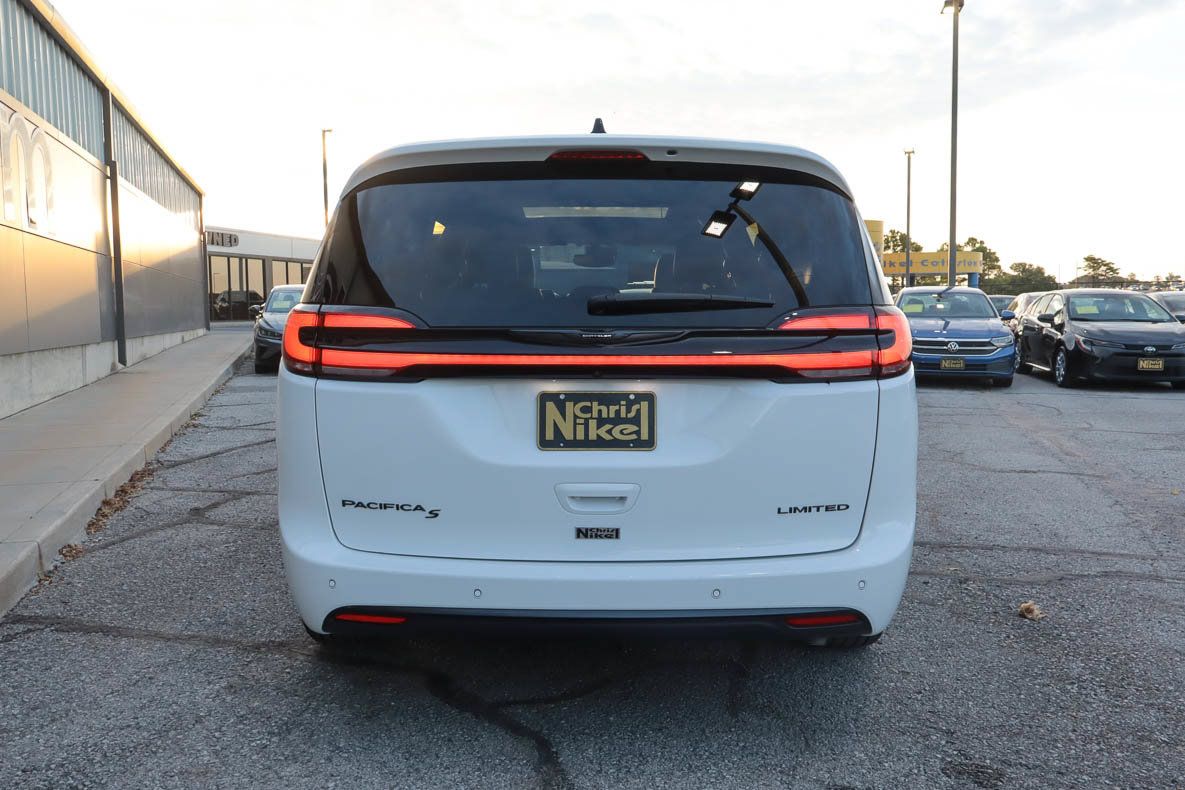 Used 2025 Chrysler Pacifica Limited FWD image 5