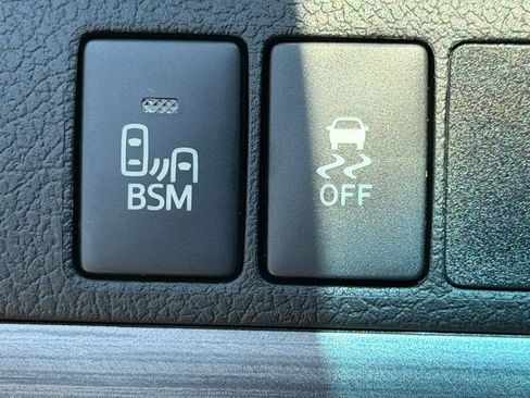 Used 2015 Toyota Camry XLE w/ Moonroof Package FWD image 17