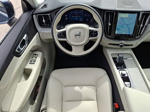 Used 2023 Volvo XC60 B5 Plus image 11