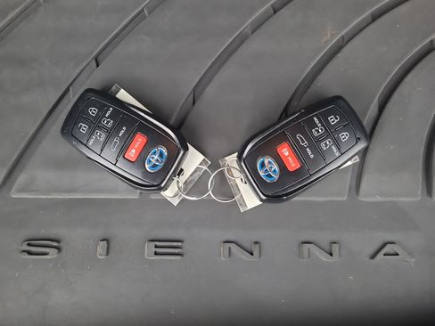 Certified 2025 Toyota Sienna XLE w/ XLE Plus Package AWD/4WD image 32