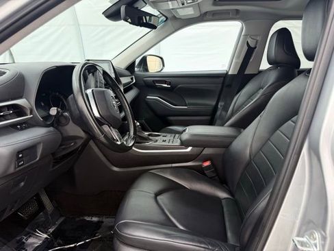 Used 2021 Toyota Highlander XLE image 12
