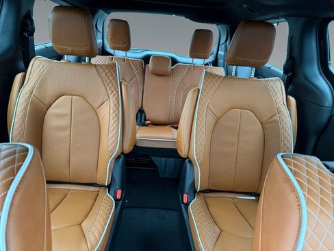 New 2026 Chrysler Pacifica Pinnacle image 13