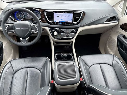 Certified 2024 Chrysler Pacifica Limited FWD image 33