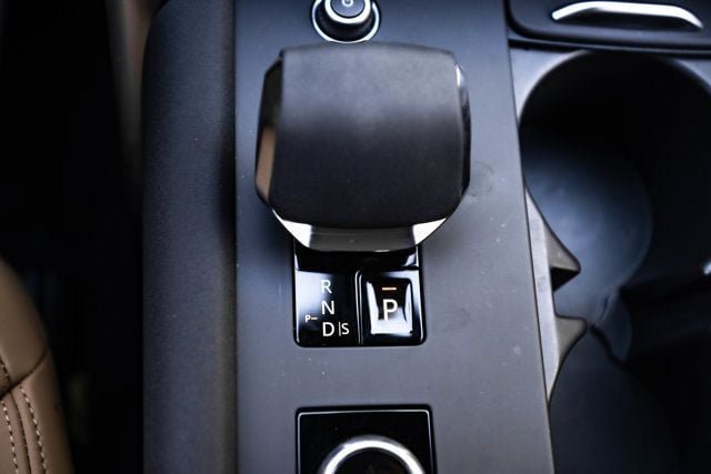 Used 2025 Land Rover Discovery Dynamic SE AWD/4WD image 29