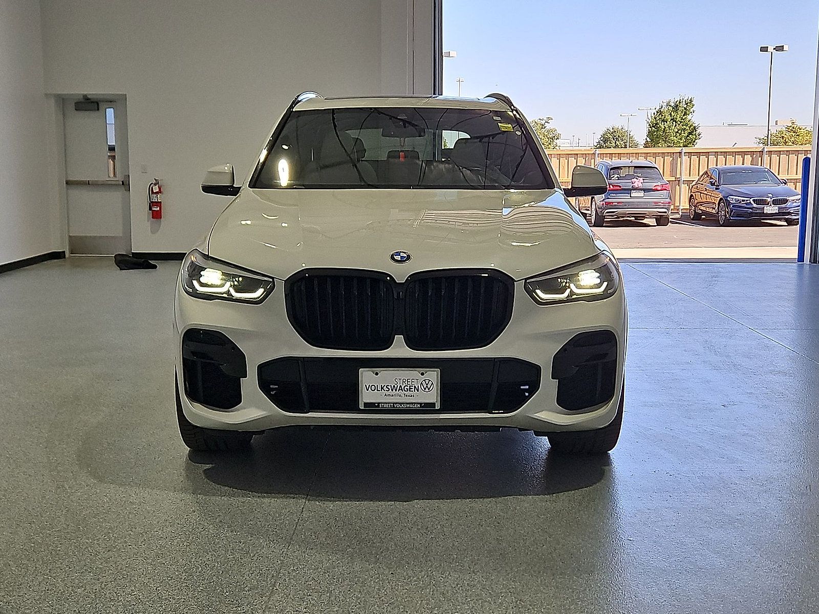 Used 2022 BMW X5 xDrive40i w/ M Sport Package AWD/4WD image 3