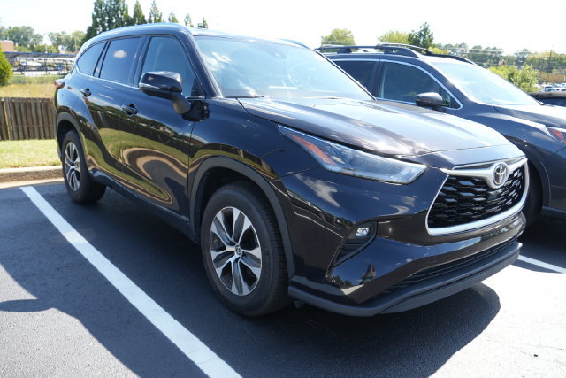 Used 2021 Toyota Highlander XLE FWD image 1