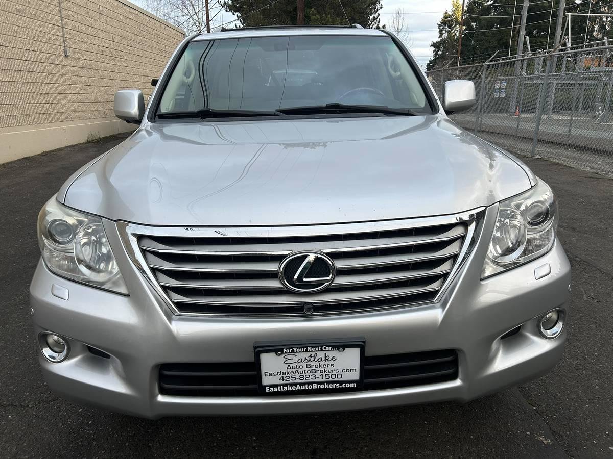 Used 2010 Lexus LX 570 4WD w/ Luxury Pkg image 3