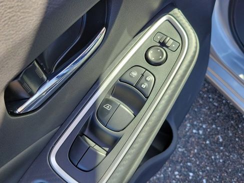 Used 2025 Nissan Versa SR w/ Trunk Package FWD image 20