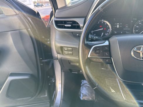 Used 2021 Toyota Highlander XLE image 19