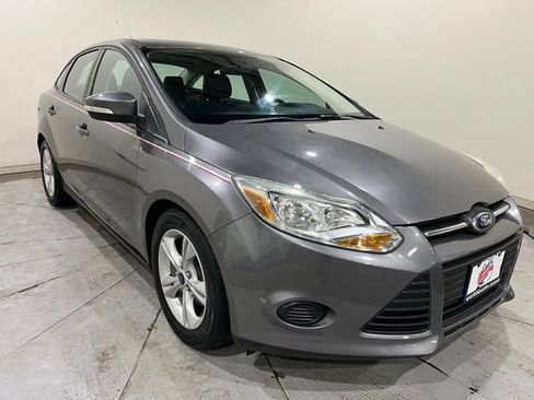 Used 2014 Ford Focus SE w/ SE Winter Package FWD image 2