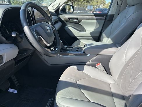 Used 2023 Toyota Highlander Platinum image 11