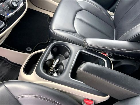 Used 2023 Chrysler Pacifica Touring-L FWD image 17