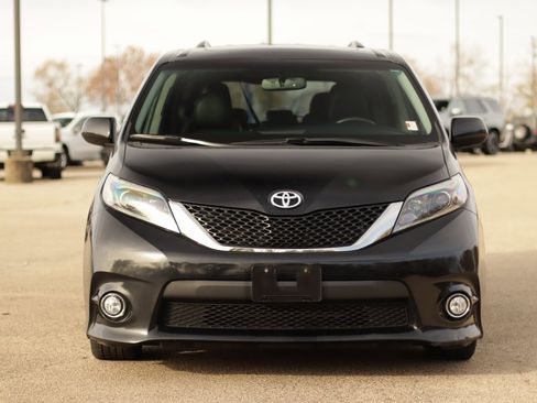 Used 2017 Toyota Sienna SE image 2