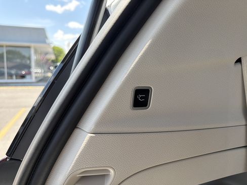Used 2023 Chrysler Pacifica Touring-L AWD/4WD image 29