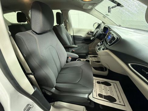 Used 2019 Chrysler Pacifica L image 24