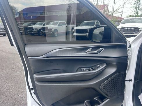 Used 2024 Jeep Grand Cherokee Altitude image 19