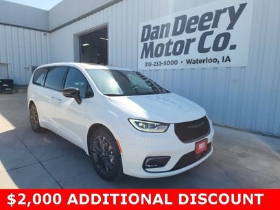 New 2026 Chrysler Pacifica Select