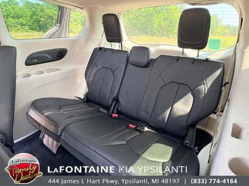 Used 2022 Chrysler Pacifica Touring-L w/ Uconnect Theater Family Group FWD image 11