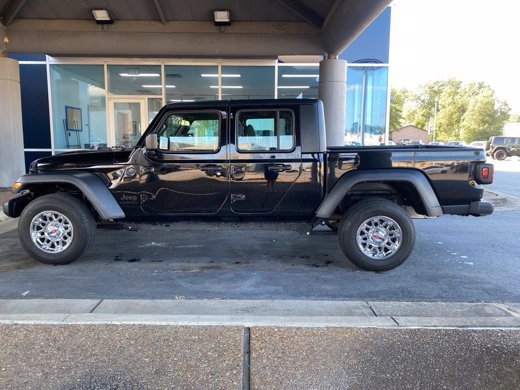 Used 2024 Jeep Gladiator Sport AWD/4WD image 4