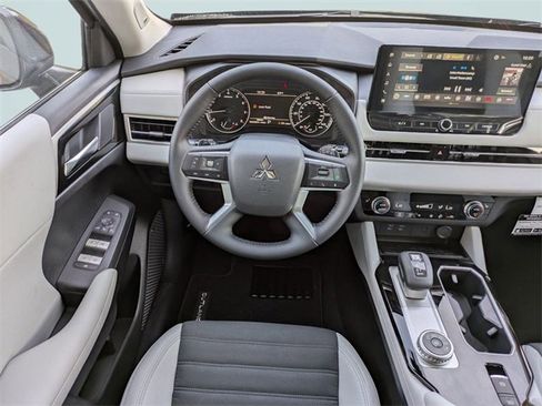 New 2025 Mitsubishi Outlander SE image 18