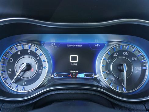 Used 2023 Chrysler 300 Touring L image 5