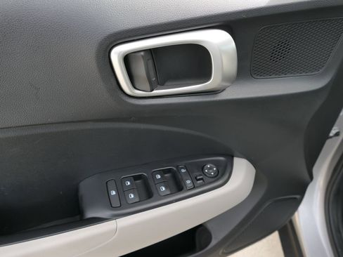 Used 2025 Hyundai Venue SEL image 13