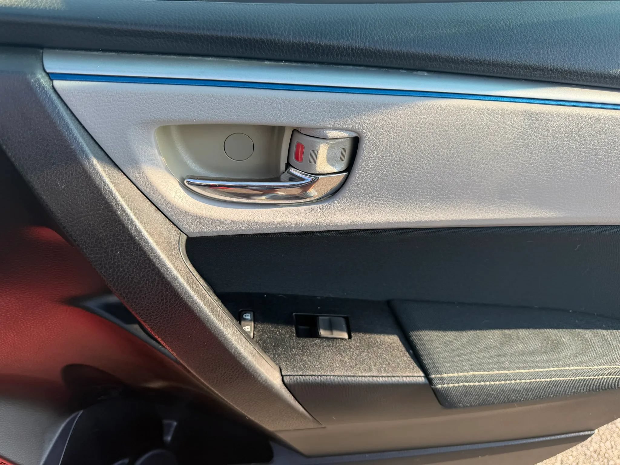 Used 2015 Toyota Corolla LE FWD image 25