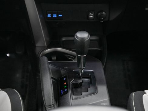 Used 2018 Toyota RAV4 LE AWD/4WD image 18