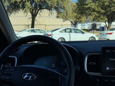 Used 2025 Hyundai Venue SEL image 35