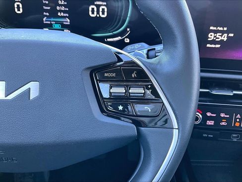 Used 2023 Kia Niro SX image 24