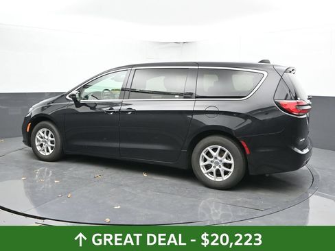 Used 2023 Chrysler Pacifica Touring-L FWD image 11