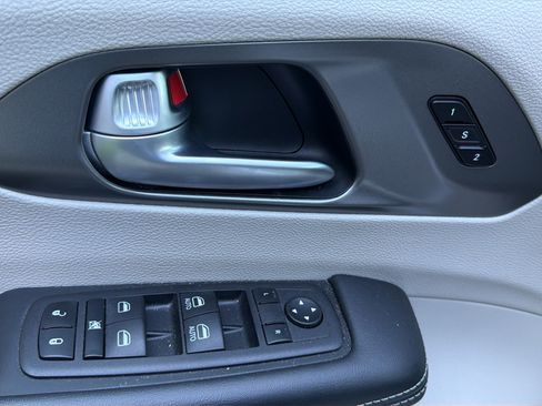 Used 2023 Chrysler Pacifica Touring-L FWD image 20