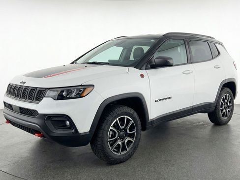 Used 2025 Jeep Compass Trailhawk AWD/4WD image 3