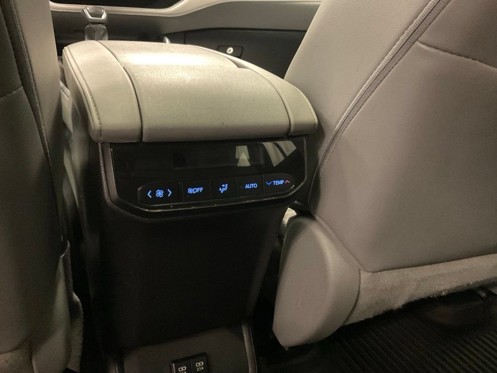 Used 2021 Toyota Highlander XLE AWD/4WD image 28