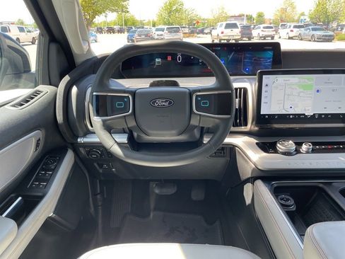 Used 2025 Ford Expedition Active AWD/4WD image 14