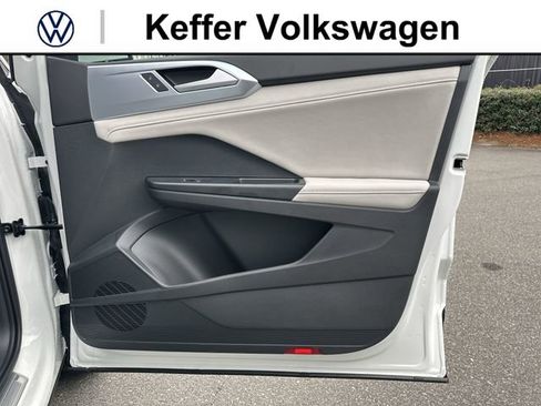 New 2026 Volkswagen Taos SE FWD image 30