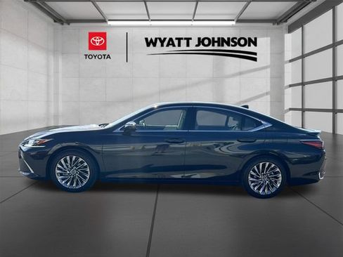 Used 2024 Lexus ES 300h Ultra Luxury w/ Accessory Package (Z2) FWD image 2