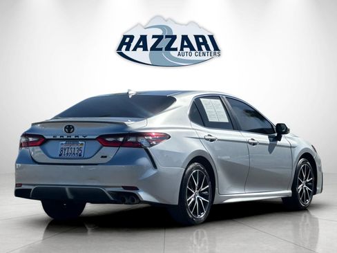Used 2022 Toyota Camry SE image 3