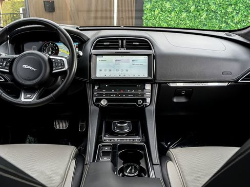 Used 2020 Jaguar F-PACE R-Sport image 22