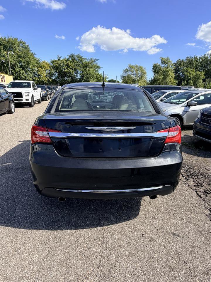 Used 2013 Chrysler 200 Limited FWD image 4