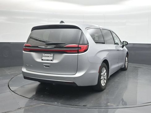 Used 2024 Chrysler Pacifica Touring-L FWD image 23