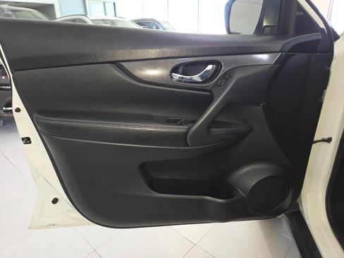 Used 2017 Nissan Rogue SV AWD/4WD image 13