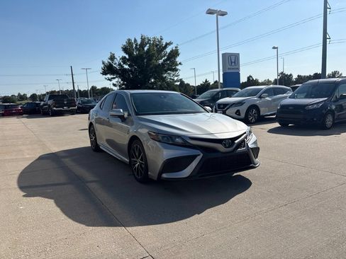 Used 2021 Toyota Camry SE w/ Convenience Package FWD image 3