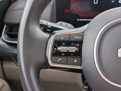 Used 2025 Kia Carnival FWD image 20