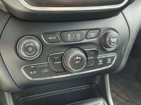 Used 2019 Jeep Cherokee Latitude Plus w/ Cold Weather Group AWD/4WD image 17