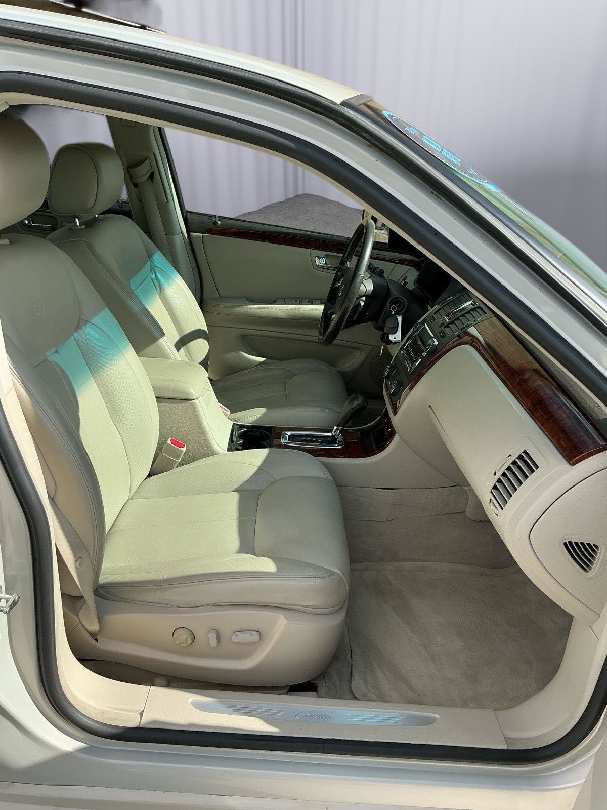 Used 2007 Cadillac DTS Luxury I w/ Trunk Convenience Package FWD image 24