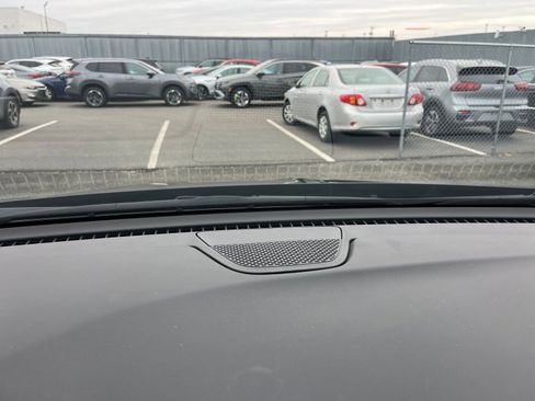 Used 2024 Chrysler Pacifica Touring-L image 18